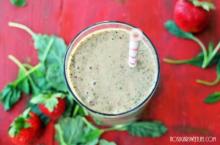 {Strawberry Kale Smoothie}