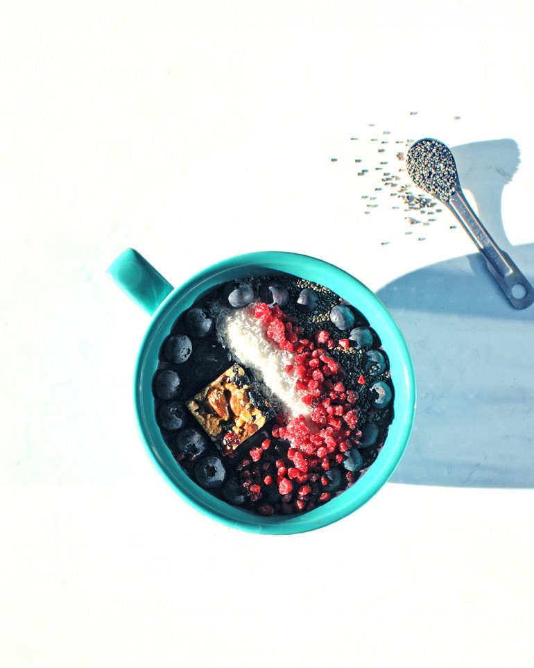 mixed berry smoothie bowl